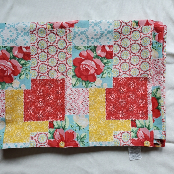 The Pioneer Woman Red and Yellow Table Linens Dining Set - Picture 3 of 3